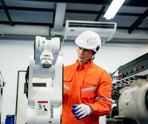 ingeniero hombre trabajando robot industrial robotica industrial fabrica operacion fabricacion digital 35752 14526 1784006509